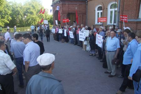 Омские коммунисты провели пикеты с требованием «заморозить» цены за проезд в общественном транспорте