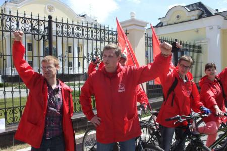 Свердловские коммунисты провели велопробег в поддержку транспортной программы компартии