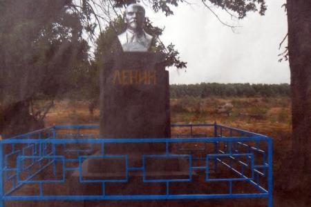 В астраханском селе коммунисты установили памятник В.И. Ленину
