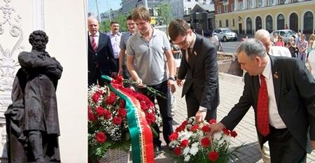 Татарстан. Коммунисты в праздник русского языка в Казани возложили цветы к памятнику А.С. Пушкина