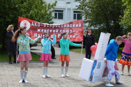Праздник детства. Алтайские коммунисты 1 июня организовали сказочные представления для маленьких барнаульцев 
