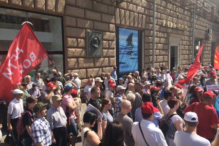 «Прекратите поддержку киевского режима убийц и карателей!». Коммунисты выразили решительный протест возле американского посольства в Москве против антироссийской политики США