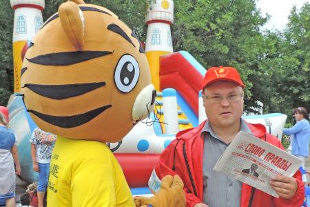 Ивановские коммунисты активно распространяют среди населения газеты «Правда» и «Слово правды»