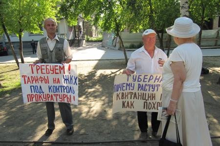 «Наш девиз – тарифы вниз!». Пикет коммунистов в городе Бийске Алтайского края