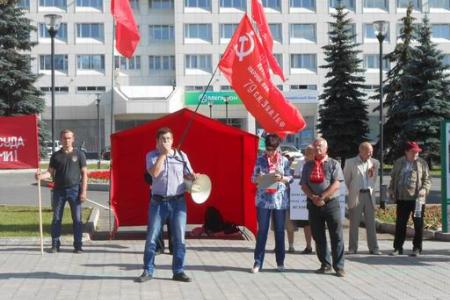 «Россия, останови фашистов!». Митинг пермских коммунистов в поддержку защитников Новороссии