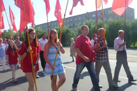Орловская область. Шествие под Красными флагами во Мценске