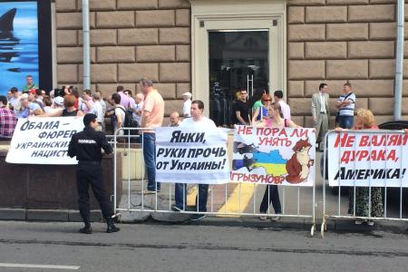 «Прекратите поддержку киевского режима убийц и карателей!». Коммунисты выразили решительный протест возле американского посольства в Москве против антироссийской политики США