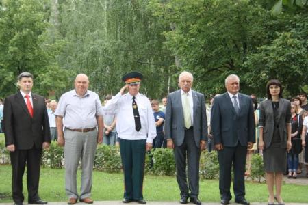 Белгородская область. С.В. Муравленко открыл в Старом Осколе  памятник «Детям войны»