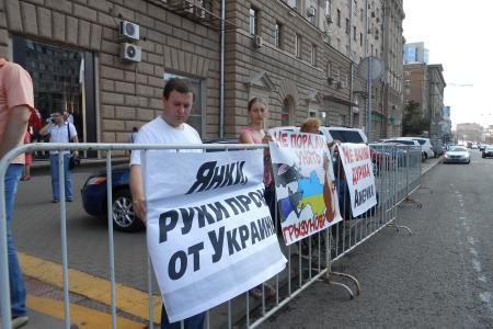 «Прекратите поддержку киевского режима убийц и карателей!». Коммунисты выразили решительный протест возле американского посольства в Москве против антироссийской политики США