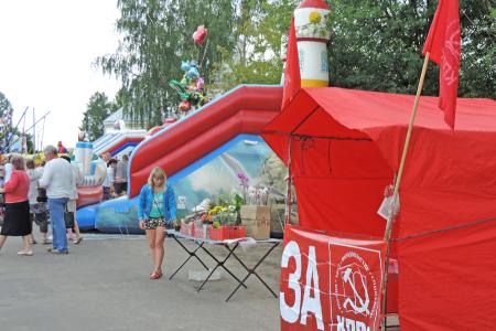 Ивановские коммунисты активно распространяют среди населения газеты «Правда» и «Слово правды»