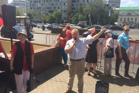 «Прекратите поддержку киевского режима убийц и карателей!». Коммунисты выразили решительный протест возле американского посольства в Москве против антироссийской политики США