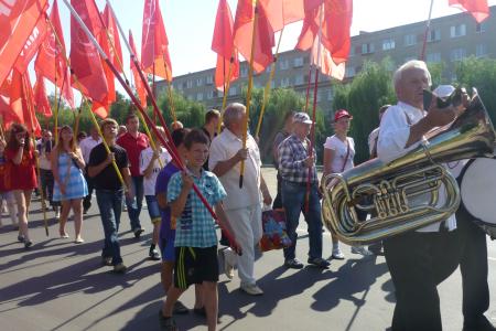 Орловская область. Шествие под Красными флагами во Мценске
