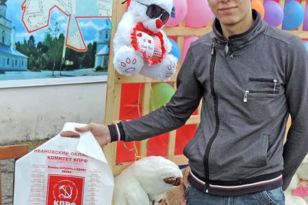 Ивановские коммунисты активно распространяют среди населения газеты «Правда» и «Слово правды»
