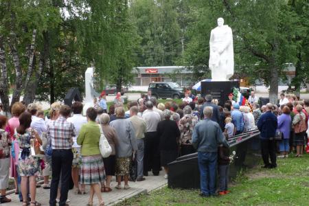 Костромская область. В городе Чухломе открыт памятник «детям войны»