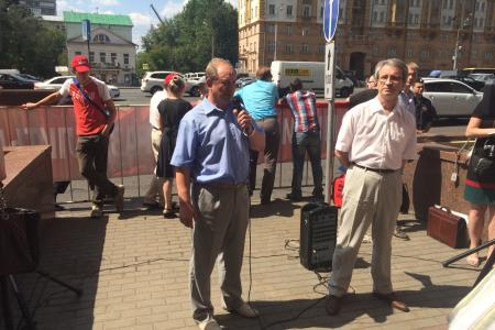 «Прекратите поддержку киевского режима убийц и карателей!». Коммунисты выразили решительный протест возле американского посольства в Москве против антироссийской политики США
