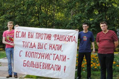 «Долой кровавые руки НАТО от братской Украины!". Коммунисты Барнаула продолжают акции в поддержку юго-востока Украины