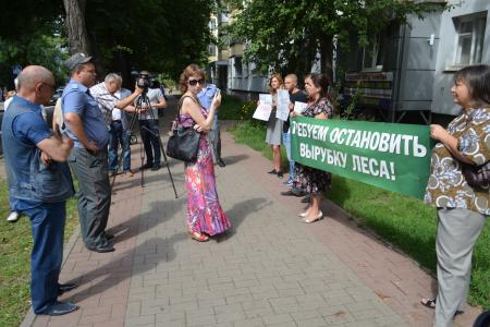 Белгородские комсомольцы провели пикет в защиту соснового бора