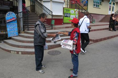 Республика Чувашия. Коммунисты и комсомольцы города Чебоксары провели акцию "Красные в городе"