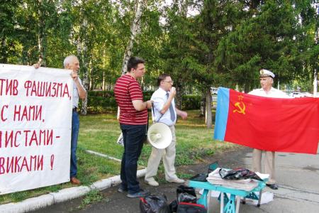 «Долой кровавые руки НАТО от братской Украины!". Коммунисты Барнаула продолжают акции в поддержку юго-востока Украины