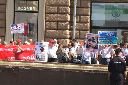 «Прекратите поддержку киевского режима убийц и карателей!». Коммунисты выразили решительный протест возле американского посольства в Москве против антироссийской политики США