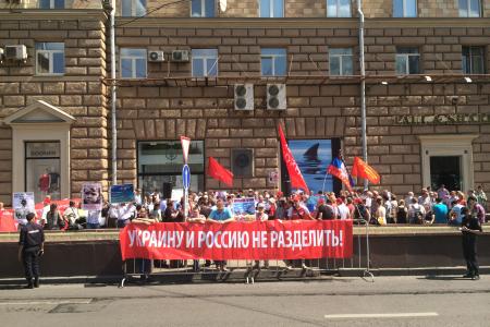 «Прекратите поддержку киевского режима убийц и карателей!». Коммунисты выразили решительный протест возле американского посольства в Москве против антироссийской политики США