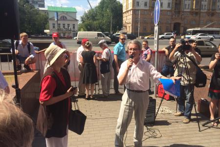 «Прекратите поддержку киевского режима убийц и карателей!». Коммунисты выразили решительный протест возле американского посольства в Москве против антироссийской политики США