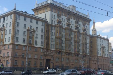 «Прекратите поддержку киевского режима убийц и карателей!». Коммунисты выразили решительный протест возле американского посольства в Москве против антироссийской политики США