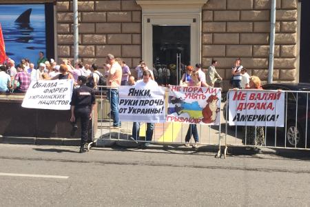 «Прекратите поддержку киевского режима убийц и карателей!». Коммунисты выразили решительный протест возле американского посольства в Москве против антироссийской политики США
