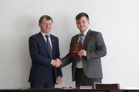 Главное оружие коммуниста – идеи и умение их применять. Д.Г.Новиков вручил дипломы выпускникам Центра политической учебы