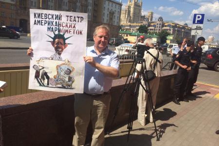 «Прекратите поддержку киевского режима убийц и карателей!». Коммунисты выразили решительный протест возле американского посольства в Москве против антироссийской политики США