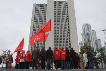Свердловская область. Коммунисты вручили диплом председателю облправительства Денису Паслеру за победу в номинации "Лучший жонглер акциями"