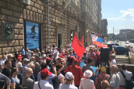 «Прекратите поддержку киевского режима убийц и карателей!». Коммунисты выразили решительный протест возле американского посольства в Москве против антироссийской политики США