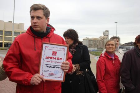 Свердловская область. Коммунисты вручили диплом председателю облправительства Денису Паслеру за победу в номинации "Лучший жонглер акциями"
