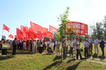 Орловская область. Шествие под Красными флагами во Мценске