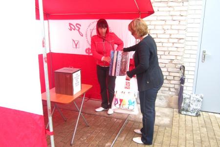 В Новгородской области состоялся пикет со сбором гуманитарной помощи жителям Юго-востока Украины
