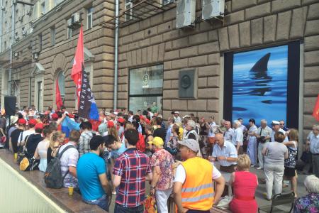 «Прекратите поддержку киевского режима убийц и карателей!». Коммунисты выразили решительный протест возле американского посольства в Москве против антироссийской политики США