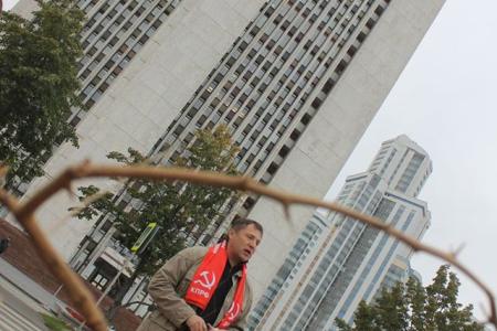 Свердловская область. Коммунисты вручили диплом председателю облправительства Денису Паслеру за победу в номинации "Лучший жонглер акциями"