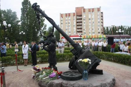Белгородская область. С.В. Муравленко открыл в Старом Осколе  памятник «Детям войны»