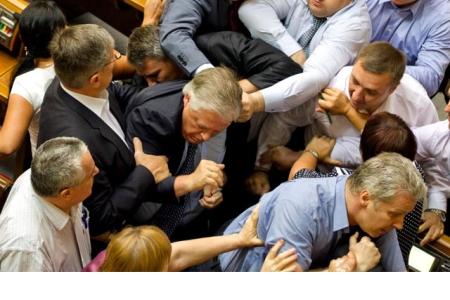 Украина. На заседании Верховной Рады бандеровцы в очередной раз набросились с кулаками на лидера КПУ П.Н. Симоненко 