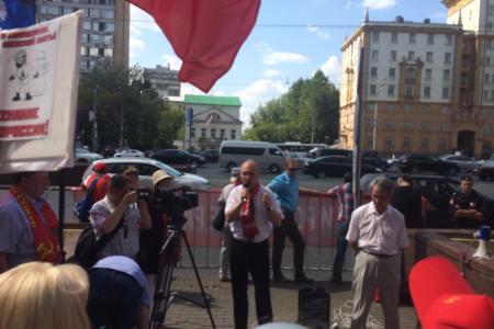«Прекратите поддержку киевского режима убийц и карателей!». Коммунисты выразили решительный протест возле американского посольства в Москве против антироссийской политики США