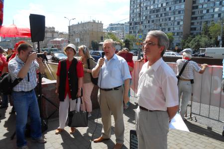 «Прекратите поддержку киевского режима убийц и карателей!». Коммунисты выразили решительный протест возле американского посольства в Москве против антироссийской политики США