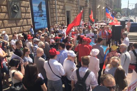 «Прекратите поддержку киевского режима убийц и карателей!». Коммунисты выразили решительный протест возле американского посольства в Москве против антироссийской политики США