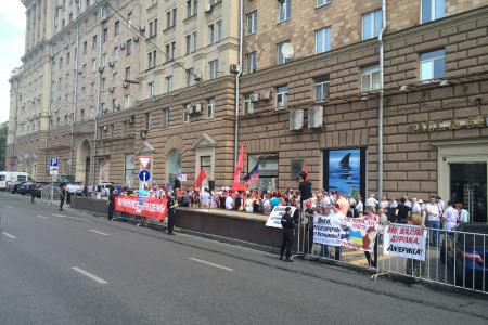 «Прекратите поддержку киевского режима убийц и карателей!». Коммунисты выразили решительный протест возле американского посольства в Москве против антироссийской политики США
