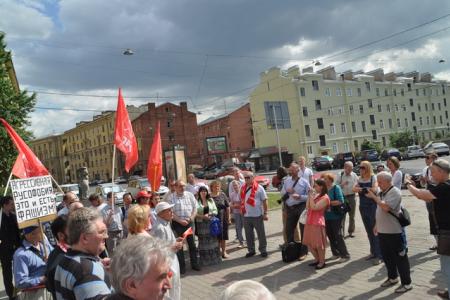 "Новый фашизм не пройдет!". Петербуржцы против запрета КПУ