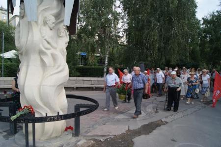 Коммунисты почтили память жертв бомбардировки Сталинграда
