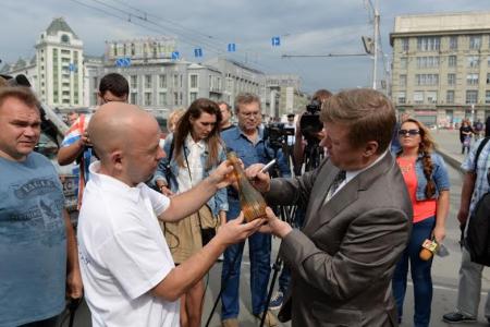 Новосибирск. Анатолий Локоть поприветствовал автопробег «От моря до моря»: Сибиряки помогут братскому народу