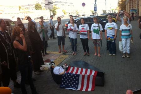«Позор кровавым американским агрессорам!». Коммунисты провели пикет напротив здания посольства США в память о жертвах атомной бомбардировки города Нагасаки