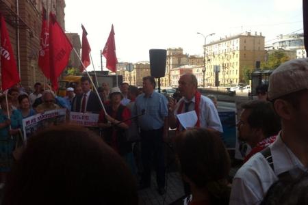 «Позор кровавым американским агрессорам!». Коммунисты провели пикет напротив здания посольства США в память о жертвах атомной бомбардировки города Нагасаки