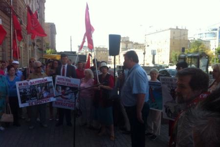 «Позор кровавым американским агрессорам!». Коммунисты провели пикет напротив здания посольства США в память о жертвах атомной бомбардировки города Нагасаки