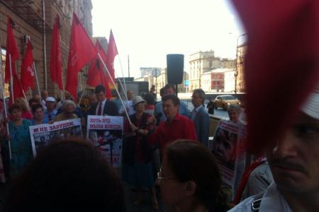 «Позор кровавым американским агрессорам!». Коммунисты провели пикет напротив здания посольства США в память о жертвах атомной бомбардировки города Нагасаки